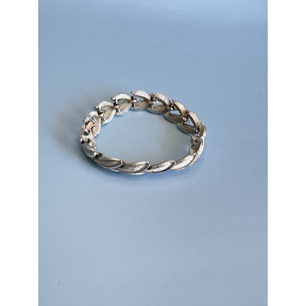 Vintage Crown Trifari 1950s Brushed Silver Leaf Design Classic Link Bracelet 7" - Picture 2 of 8